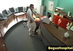 放荡的婊子露出她的大山雀，小心翼翼地吸了鸡巴