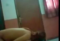 老练的女人触动她的阴蒂