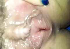 那家伙在一个美丽的妓女的乳房上揉了舔他的家伙，并把她的屁股搞得一团糟