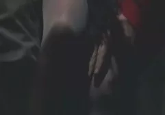 有大山雀的成熟金发碧眼的女人吮