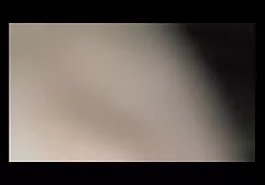 格洛丽亚通过墙上的洞吸吮阴茎