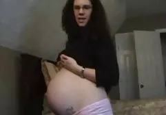 成熟的女士在浴室里摆动诱惑