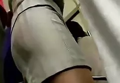出租车司机冲着眯着眼睛睡觉的女孩