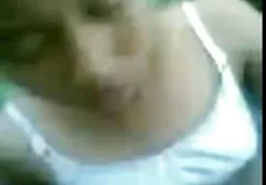 钢棒与一个充满激情的黑发，完成了所有的面孔