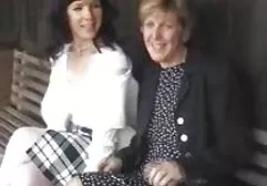 甜美的德国女孩甩掉她戴着橡皮手套的男朋友