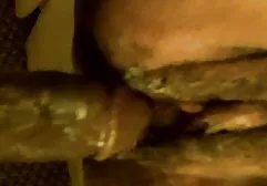 成熟他妈的性感丝袜让男人舔他的靴子