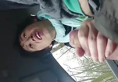琳达在水下做了一个很好的口交