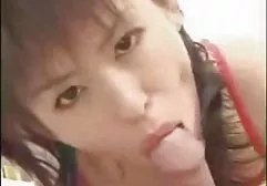 两个热辣的女同性恋者给一个普通朋友深口交