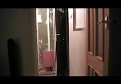 大胆的宝贝在桌子上有同性恋性行为