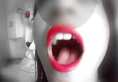 瘦弱的同性恋者脱掉衣服，在沙发上做了一个异族他妈的