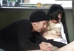 一个男人帮助洗一个肥胖的小鸡