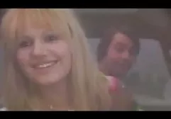 残酷的笨蛋扭伤了可怜的女孩的肛门