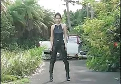 一个男人偷看了洗澡的妈妈和女儿