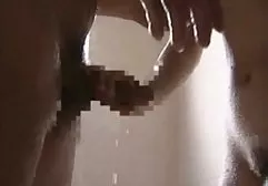 美丽的胸脯布鲁内特走在街上裸体