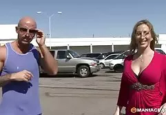 这个迷人的金发女郎吸了一个鸡巴，棕色头发的女人坐在她的脸上