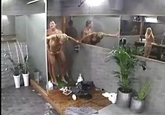 手淫的卧室地板上的华丽宝贝