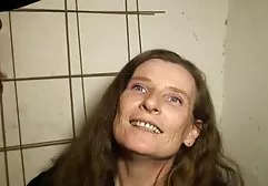 宝贝巧妙地吮吸了厕所里的那个人