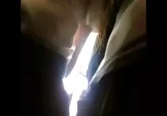 在玩假阳具的长筒袜的浅黑肤色的男人