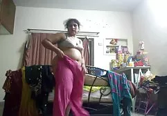 长袜的成熟亭亭玉立的妇女吮吸在年轻人