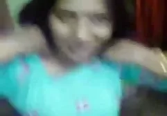 当她的父母不在家时，傲慢的女孩引诱了工人