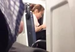有小山雀的女孩在裸体主义者海滩