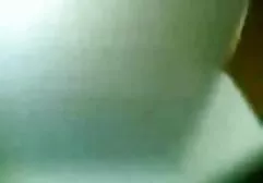 丈夫射击他美丽的妻子的秃头猫