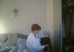 紧身牛仔裤的娃娃洗澡