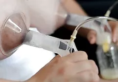 化妆师坚持到农民那里，把他狠狠地砸了。
