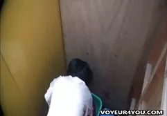 这家伙不值得，女孩猛拉他