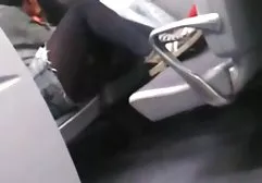 女孩把修长的双腿放在肩膀上，然后放在肛门里
