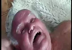 当她的朋友乱糟糟的时候，瓦伦蒂娜很高兴