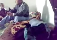 摩洛伊斯兰解放阵线的大胸挤出了一个年轻人，当她因为抽搐而烧伤他时