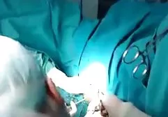 年轻的亚洲人与一个眯着眼睛的女朋友发生性关系