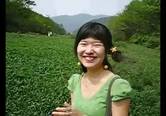 娜塔莎用粉红色的振动器和cums手淫