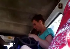 两个苗条的美女正在跳跃辣根年轻人