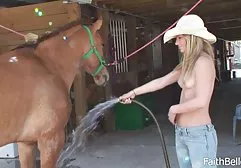 肥胖的农民把他的屁股放在自己儿子的热情阴茎下