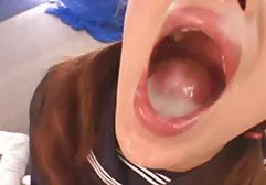 极大的灵活性的漂亮女孩使瑜伽