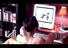 浴室里的黑发女郎用舌头抚摸刺
