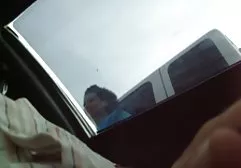 在泳池边晒日光浴以暴力性行为结束