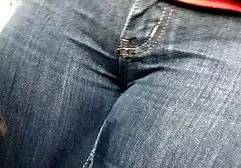 在一张白色床上的红头发人女孩手淫