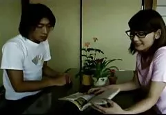 丝袜的丰满金发女郎用床上的玩具乱搞自己