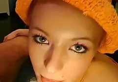 微笑的青少年的女孩尖叫在与朋友的性期间