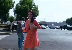 蒙着眼睛的男性在屁股上炸了一个婊子并喷出
