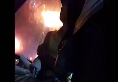 深色头发的女同性恋者用手指达到性高潮