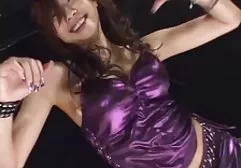 裸体女孩注意到她被秘密拍摄