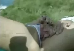 一个剃光猫的热婊子跳上俄罗斯人的阴茎