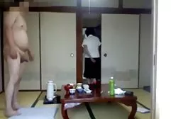母亲给她的儿子屁股