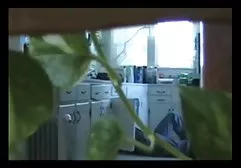有大赃物的白肤金发的捷克在早晨阵雨以后爱抚在院子里