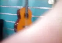 堕落的女孩绑一个男人，并把针插入他的鸡巴