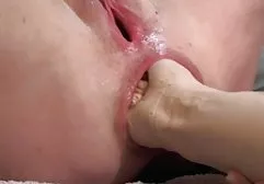 瘦小的婊子婊子呻吟从粗肛门咂她妈的